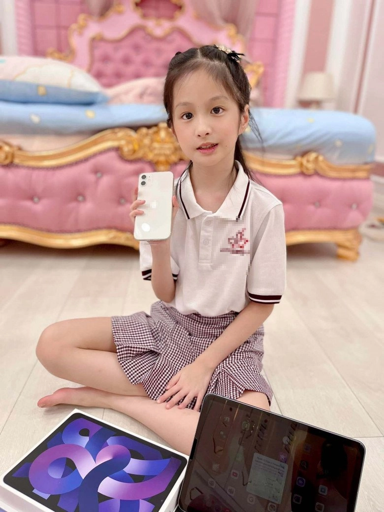 Đại gia quận 7 đoàn di băng đón con muộn 1 tiếng mua quà 50 triệu để đền bù - 2
