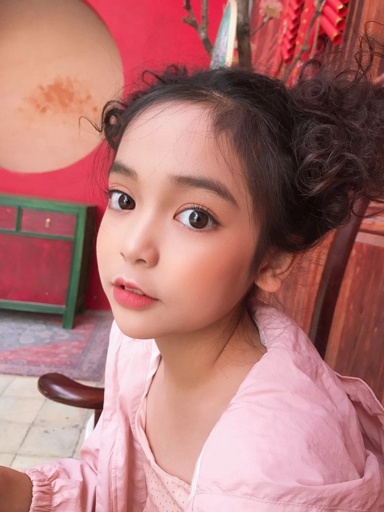 Diễn viên nhí hot nhất vtv ngoài đời giản dị không phấn son lên sàn diễn cân mọi layout makeup - 7