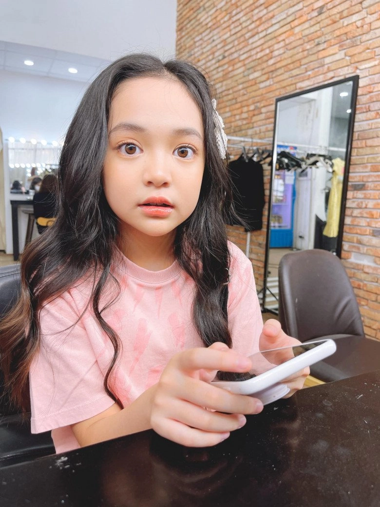 Diễn viên nhí hot nhất vtv ngoài đời giản dị không phấn son lên sàn diễn cân mọi layout makeup - 8