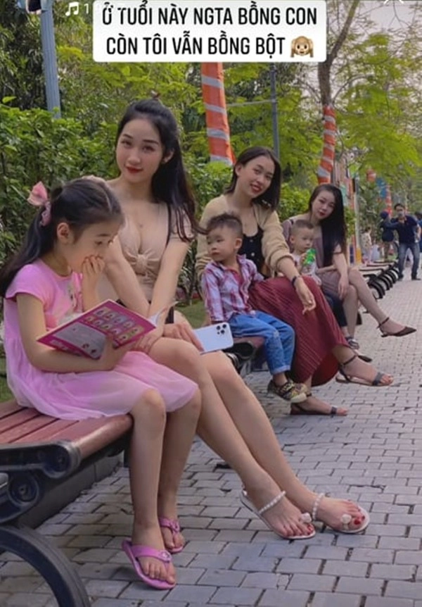 Đưa con đi chơi mẹ đơn thân hà nội làm đàn ông nhìn không rời mắt vì tưởng chị gái - 1