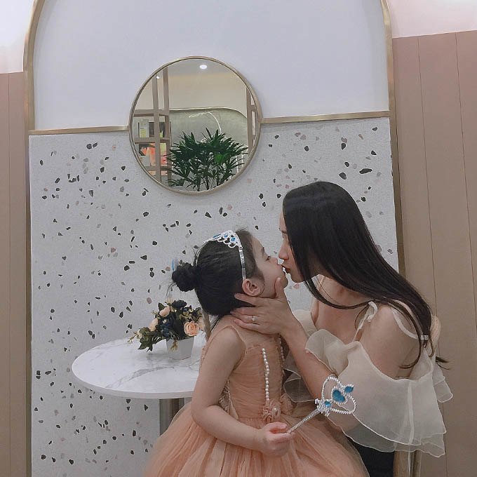 Đưa con đi chơi mẹ đơn thân hà nội làm đàn ông nhìn không rời mắt vì tưởng chị gái - 13