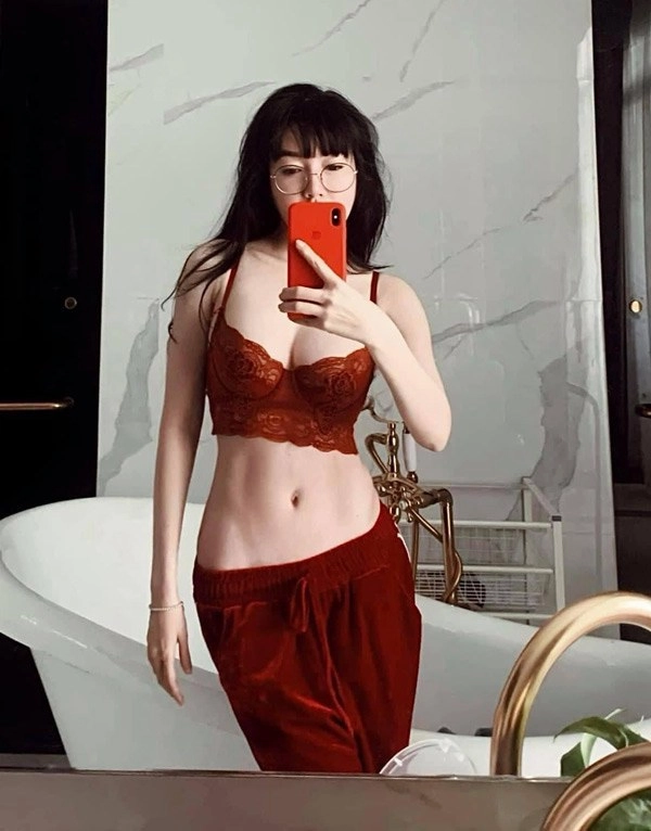 Elly trần giải thích về vòng một lưng mình gầy lắm tất cả số đo đều dồn lên phía trước - 3