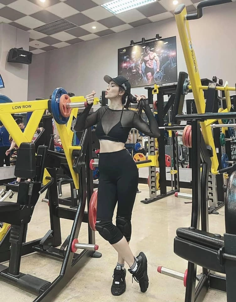 Gừng càng già càng cay chân dài 39 tuổi không thua đàn em trưng trổ body bốc lửa - 13