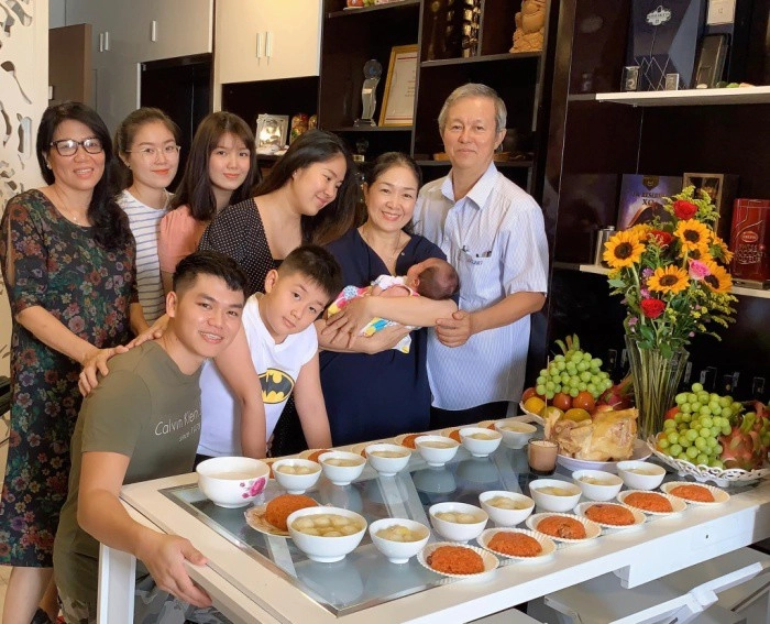 Hồ ngọc hà khắc việt làm đầy tháng cho con hoành tráng chú ý nhất là mâm cỗ cúng nhà mạc văn khoa - 20