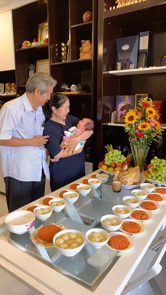 Hồ ngọc hà khắc việt làm đầy tháng cho con hoành tráng chú ý nhất là mâm cỗ cúng nhà mạc văn khoa - 21