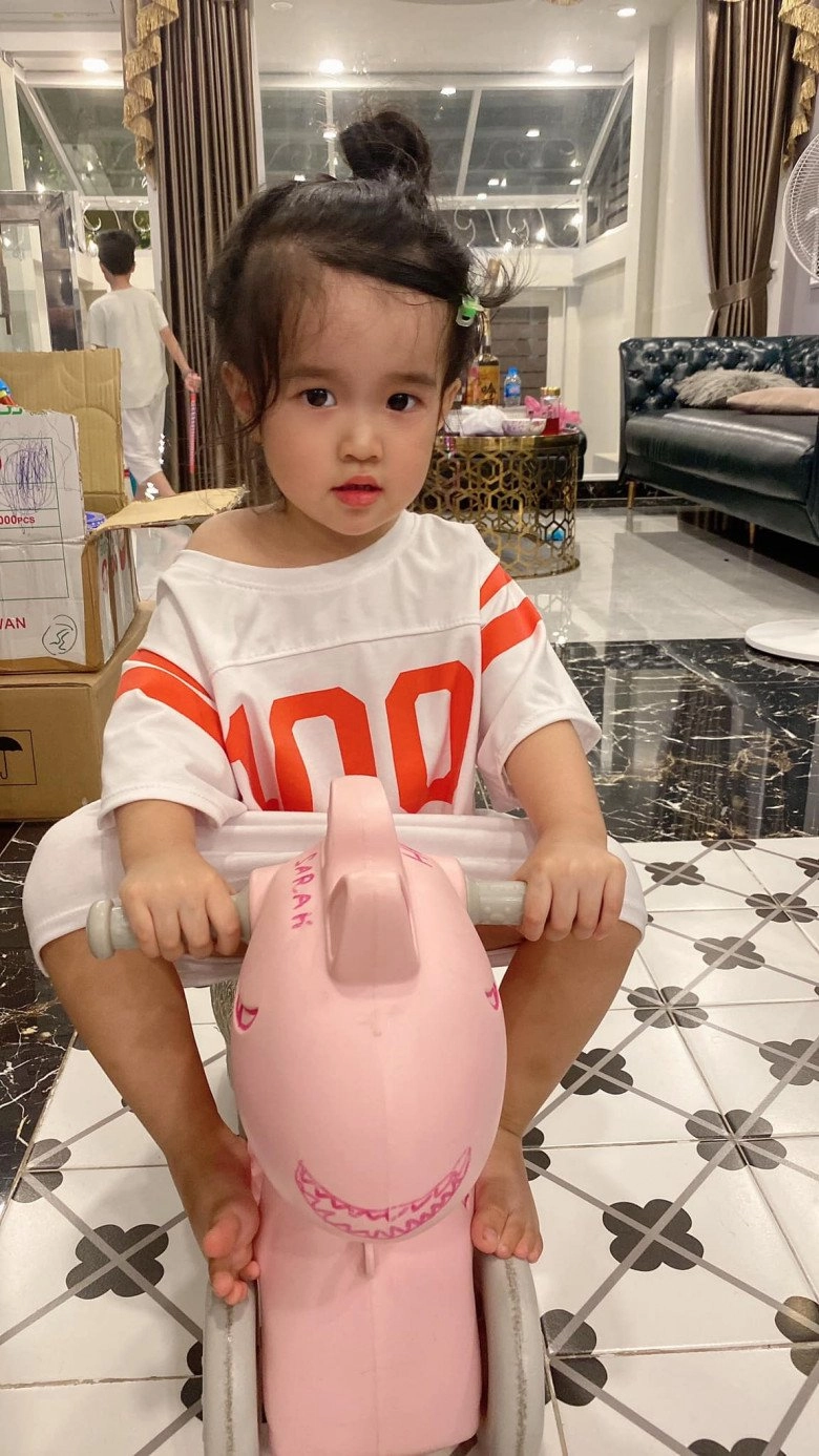 Mẫu nữ 40 tuổi vượt mặt ngọc trinh lấy chồng kém tuổi được con gái xinh đi xe 2 tỷ - 13