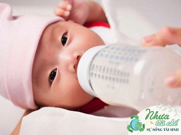 Mối nguy từ bình sữa bát thìa nhựa âm thầm hại trẻ sơ sinh chuyên gia mách cách phòng tránh - 3