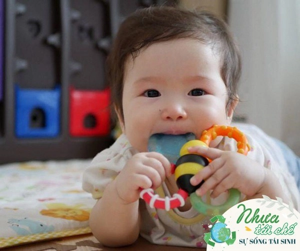 Mối nguy từ bình sữa bát thìa nhựa âm thầm hại trẻ sơ sinh chuyên gia mách cách phòng tránh - 5