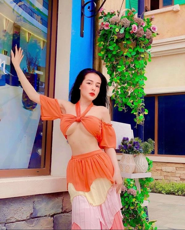 Ngân 98 khoe thân quá lố bị chê vòng ba xập xệ phẫu thuật thẩm mỹ bị hư - 11