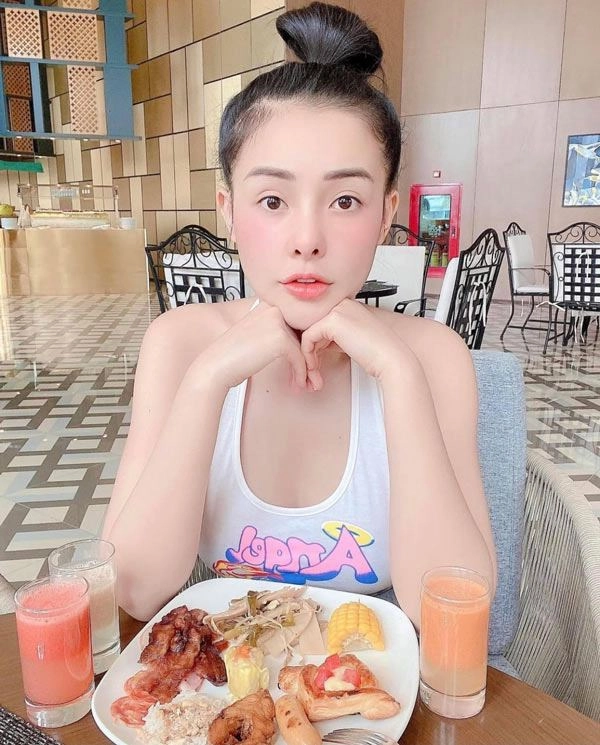 Ngân 98 khoe thân quá lố bị chê vòng ba xập xệ phẫu thuật thẩm mỹ bị hư - 12