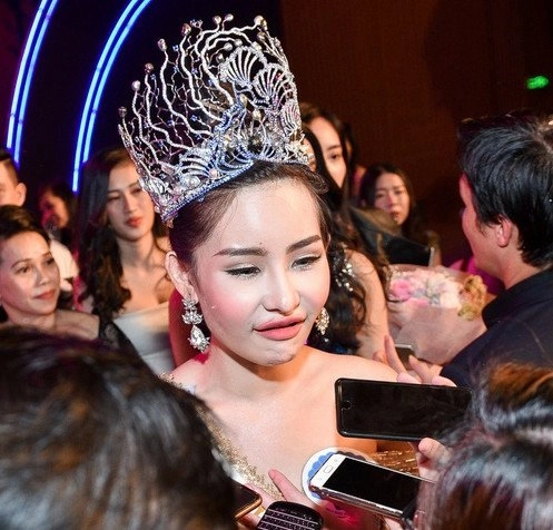 Nhan sắc hiện tại của nàng hậu từng bị đòi vương miện vì đôi môi tều vểnh ngược - 4