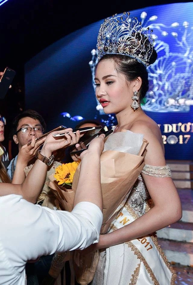 Nhan sắc hiện tại của nàng hậu từng bị đòi vương miện vì đôi môi tều vểnh ngược - 7