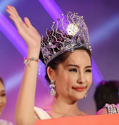 Nhan sắc hiện tại của nàng hậu từng bị đòi vương miện vì đôi môi tều vểnh ngược - 9