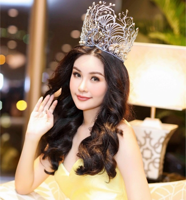 Nhan sắc hiện tại của nàng hậu từng bị đòi vương miện vì đôi môi tều vểnh ngược - 10