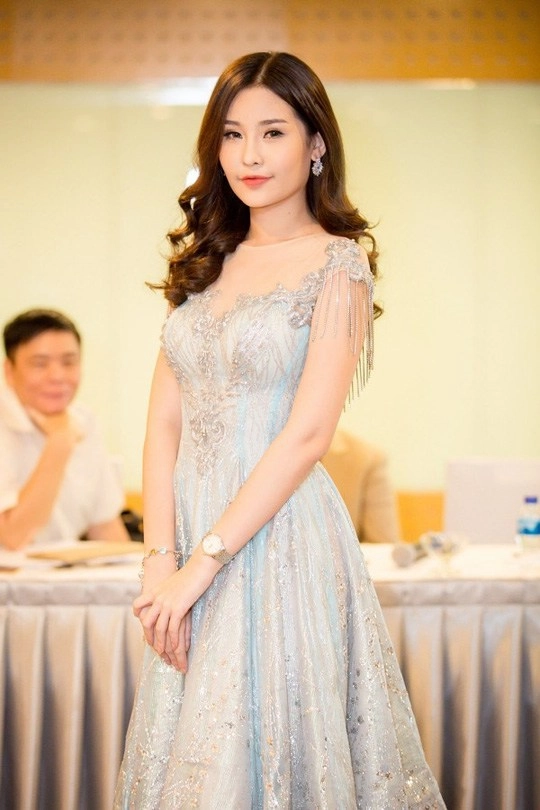 Nhan sắc hiện tại của nàng hậu từng bị đòi vương miện vì đôi môi tều vểnh ngược - 11