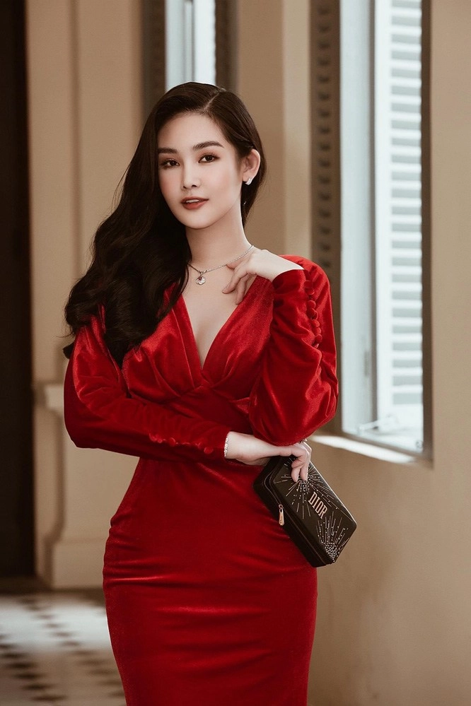 Nhan sắc hiện tại của nàng hậu từng bị đòi vương miện vì đôi môi tều vểnh ngược - 12
