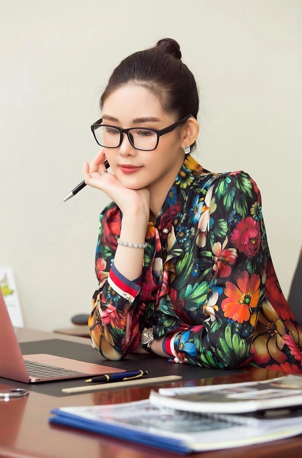 Nhan sắc hiện tại của nàng hậu từng bị đòi vương miện vì đôi môi tều vểnh ngược - 13