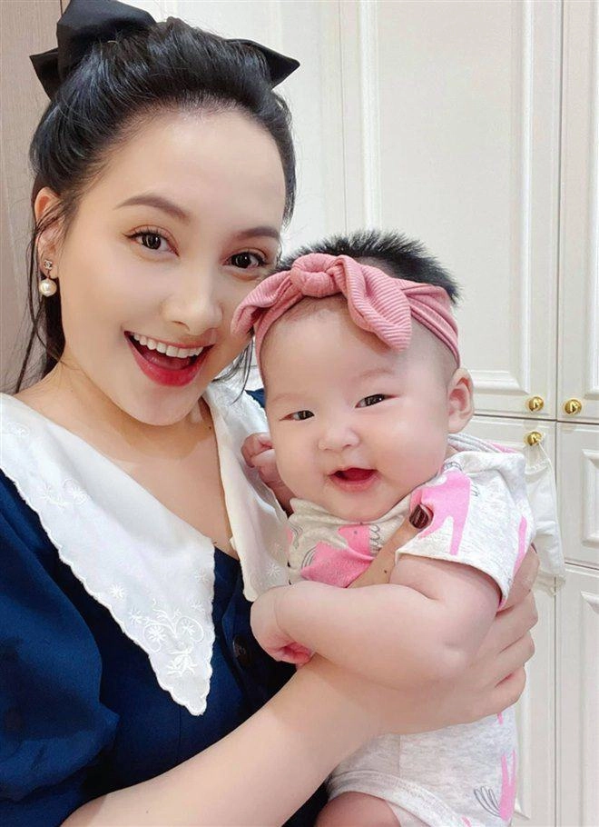 Nữ dv ôm bụng bầu đi học đẻ xong được soái cacông an bỏ nghề làm vệ sĩ riêng - 9
