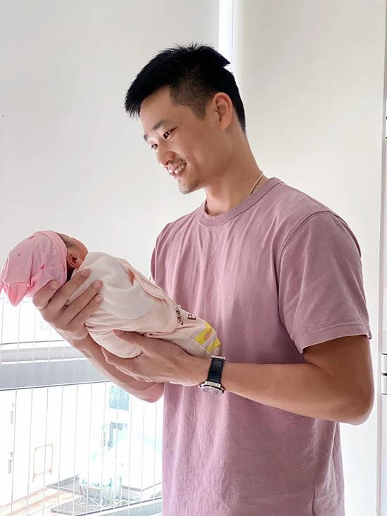 Nữ dv ôm bụng bầu đi học đẻ xong được soái cacông an bỏ nghề làm vệ sĩ riêng - 11
