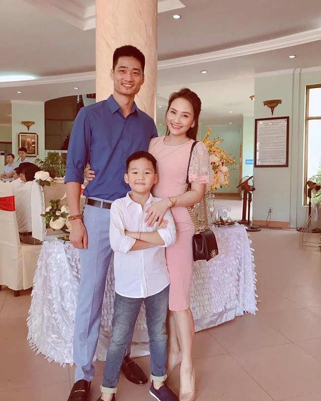 Nữ dv ôm bụng bầu đi học đẻ xong được soái cacông an bỏ nghề làm vệ sĩ riêng - 13