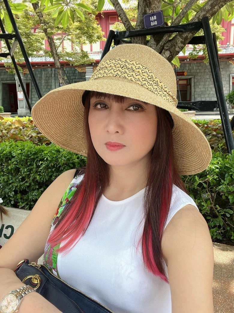 nữ hoàng ảnh lịch hiền mai 37 tuổi mới có con đầu lòng giờ u60 trẻ đẹp ngang bạn gái tây của con - 3