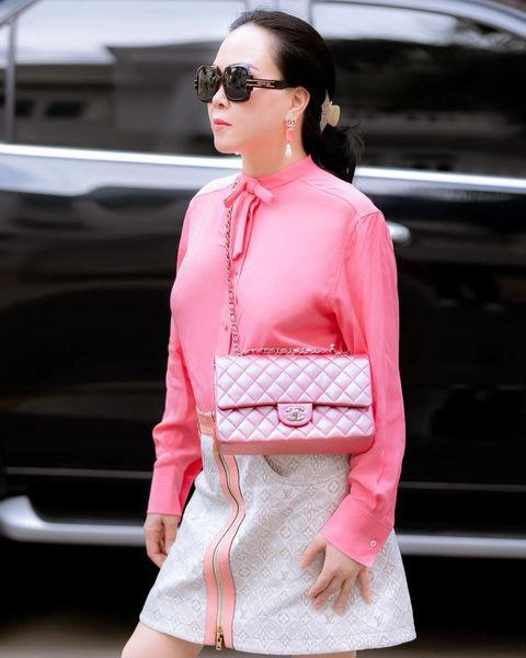 Sau pha chọn váy áo lùm xùm phượng chanel tái xuất không chê được vào đâu - 4