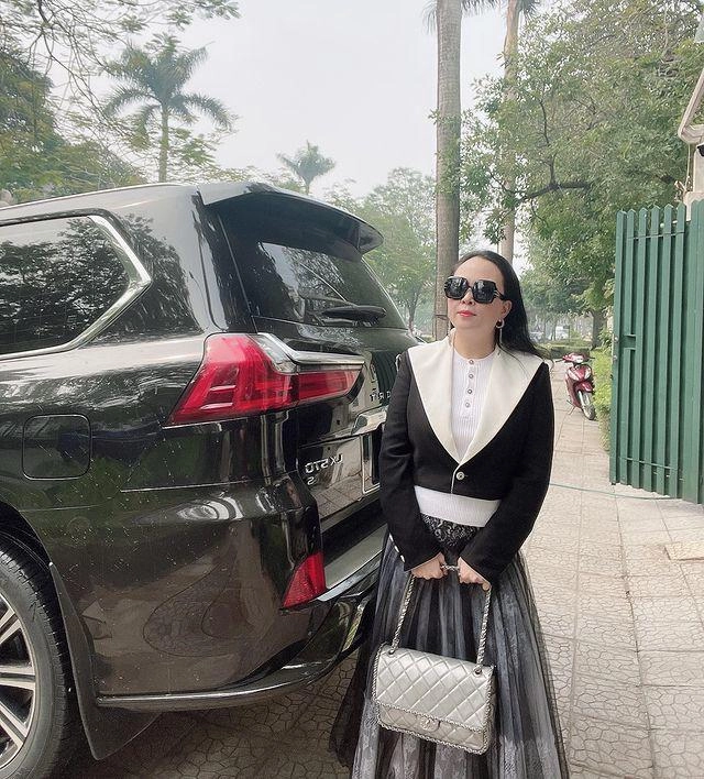 Sau pha chọn váy áo lùm xùm phượng chanel tái xuất không chê được vào đâu - 10