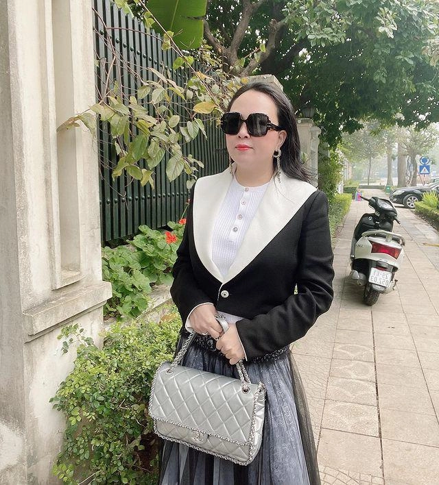 Sau pha chọn váy áo lùm xùm phượng chanel tái xuất không chê được vào đâu - 11