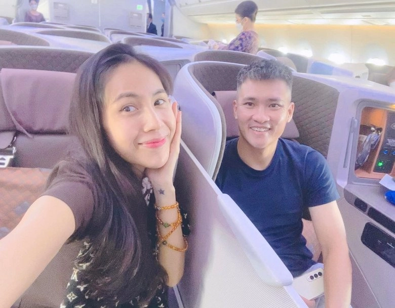 Thuỷ tiên phấn khởi đi lễ chùa nhan sắc mộc mạc được khen ngợi - 1