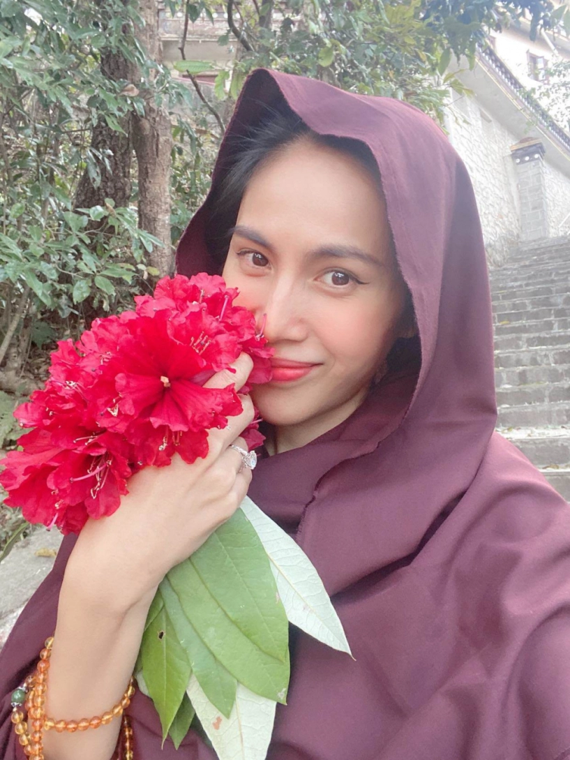 Thuỷ tiên phấn khởi đi lễ chùa nhan sắc mộc mạc được khen ngợi - 2