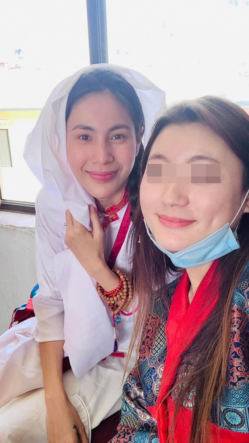 Thuỷ tiên phấn khởi đi lễ chùa nhan sắc mộc mạc được khen ngợi - 6