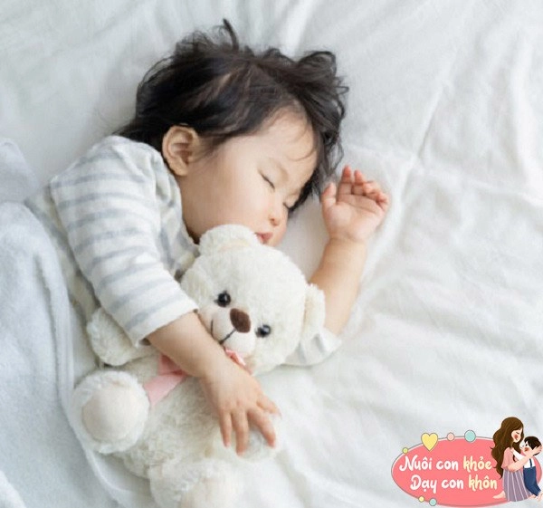 Trẻ thích ưỡn người khi ngủ khiến mẹ lo lắng làm điều này bé ngủ ngon và cao lớn nhanh - 3