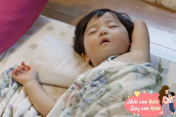 Trẻ thích ưỡn người khi ngủ khiến mẹ lo lắng làm điều này bé ngủ ngon và cao lớn nhanh - 7