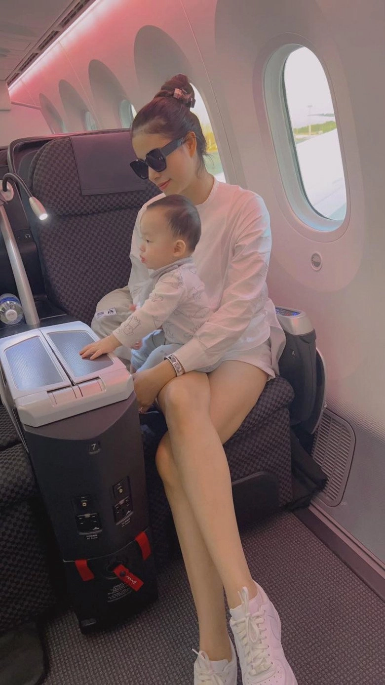 Vừa về việt nam phạm hương đã lên đồ chuẩn quý tộc có bộ đeo đồng hồ 23 tỷ đồng - 4