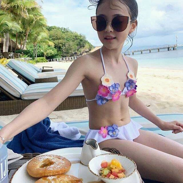Bố mẹ bị chỉ trích vì để con gái 10 tuổi mặc bikini bé xíu tạo dáng gợi cảm - 2