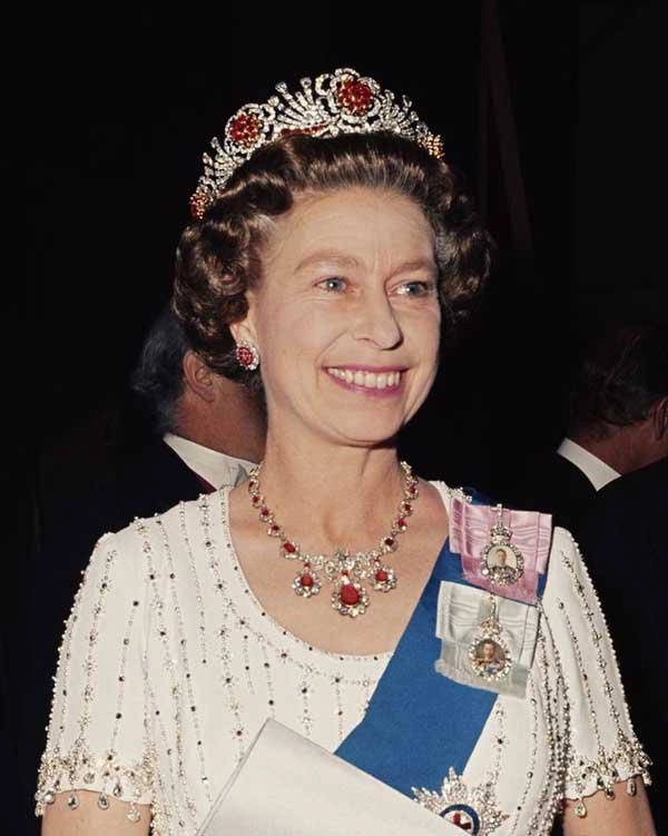 Choáng với bộ sưu tập vương miện và trang sức xa hoa của nữ hoàng elizabeth ii - 2