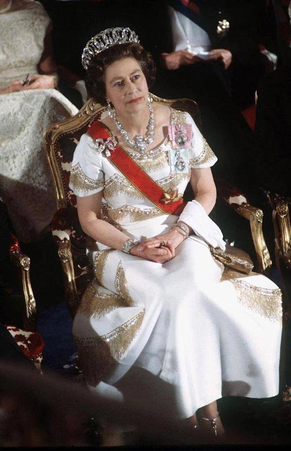 Choáng với bộ sưu tập vương miện và trang sức xa hoa của nữ hoàng elizabeth ii - 3