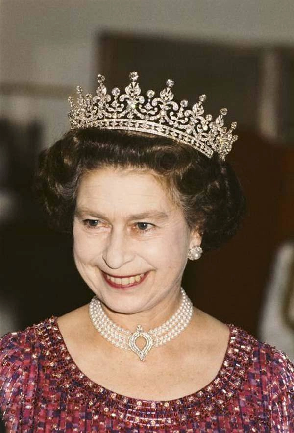 Choáng với bộ sưu tập vương miện và trang sức xa hoa của nữ hoàng elizabeth ii - 4