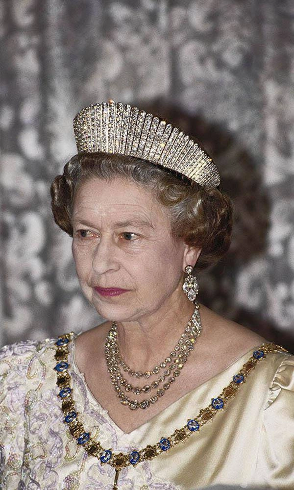 Choáng với bộ sưu tập vương miện và trang sức xa hoa của nữ hoàng elizabeth ii - 8