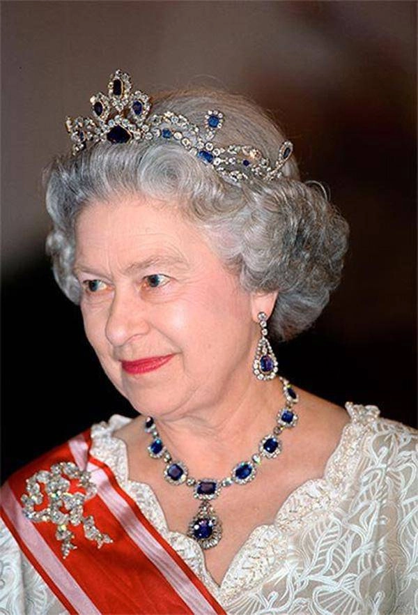 Choáng với bộ sưu tập vương miện và trang sức xa hoa của nữ hoàng elizabeth ii - 9