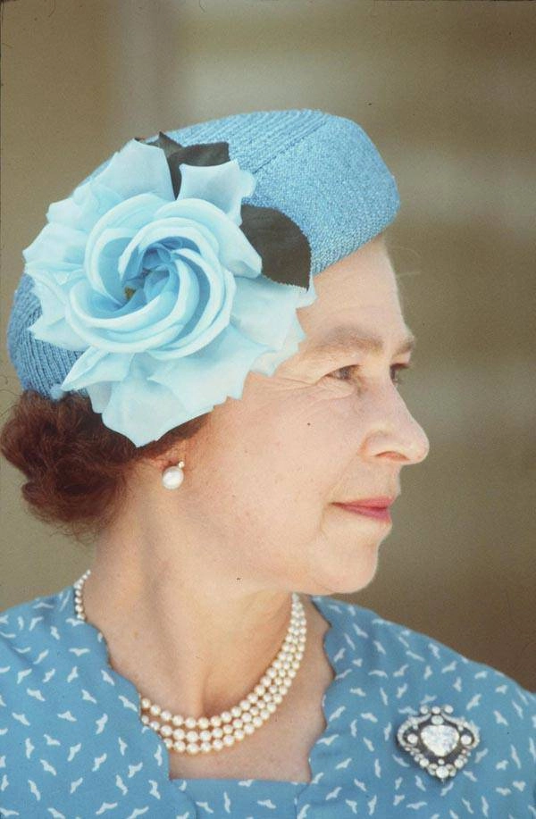 Choáng với bộ sưu tập vương miện và trang sức xa hoa của nữ hoàng elizabeth ii - 10