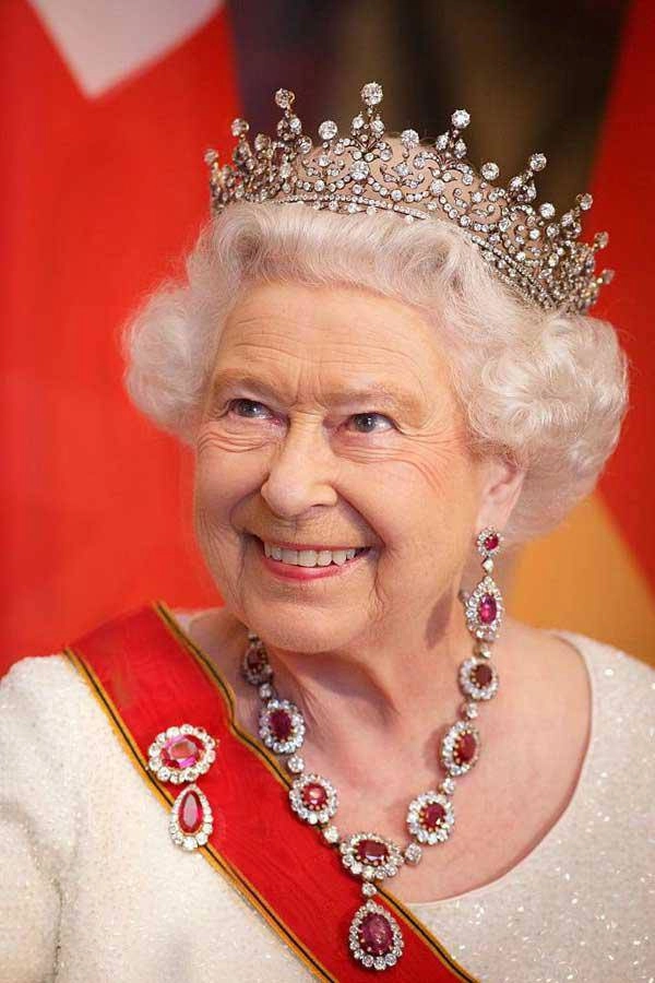 Choáng với bộ sưu tập vương miện và trang sức xa hoa của nữ hoàng elizabeth ii - 14