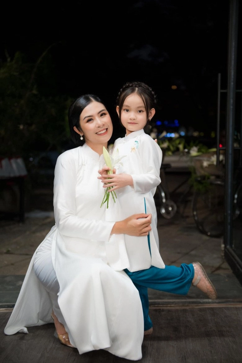 Chưa cưới hoa hậu ngọc hân và bạn trai làm ở bộ ngoại giao đã có con nuôi xinh là mẫu nhí - 1