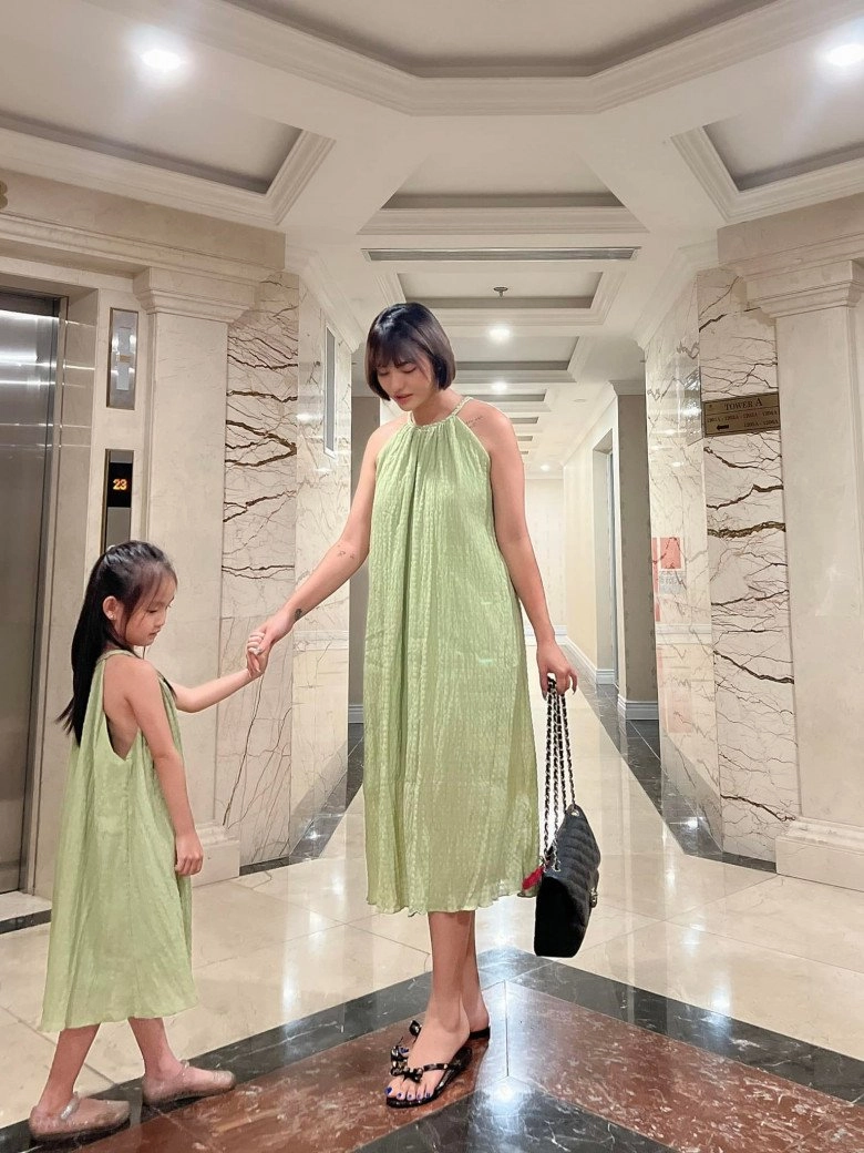 Chưa cưới hoa hậu ngọc hân và bạn trai làm ở bộ ngoại giao đã có con nuôi xinh là mẫu nhí - 5