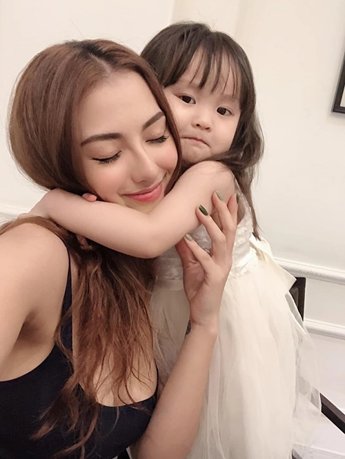 Chưa cưới hoa hậu ngọc hân và bạn trai làm ở bộ ngoại giao đã có con nuôi xinh là mẫu nhí - 11