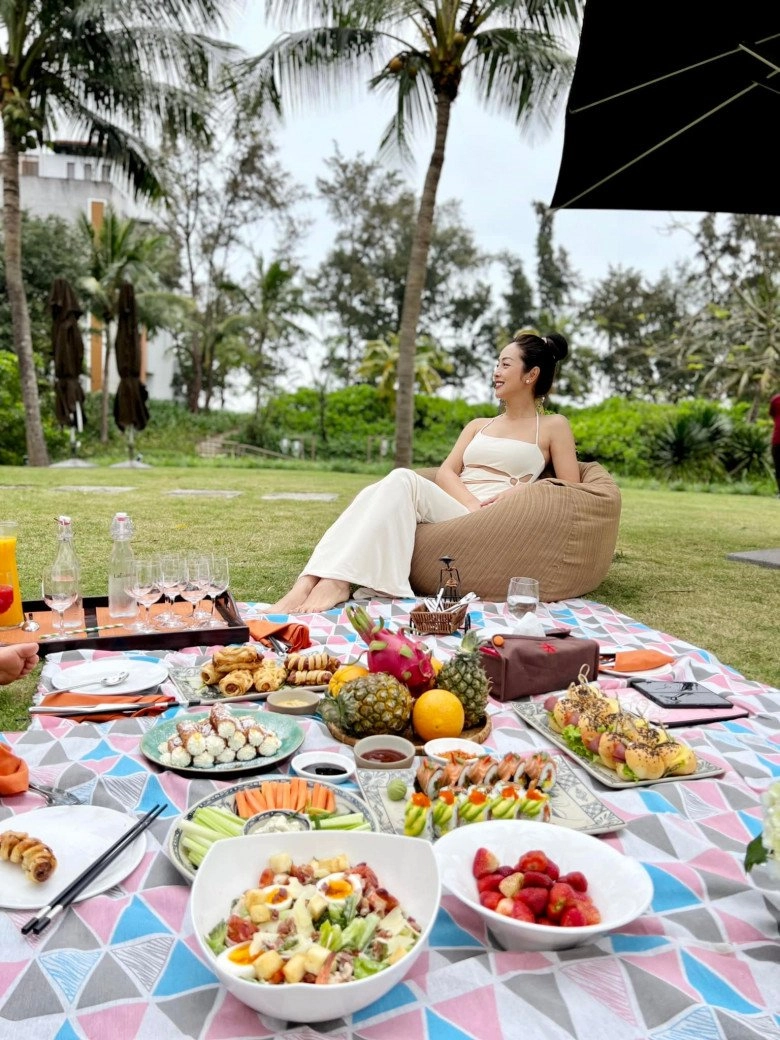 Đem 3 con nhỏ đi chơi nhưng jennifer phạm vẫn đẹp sang chảnh chồng đại gia không ngại tình tứ - 3