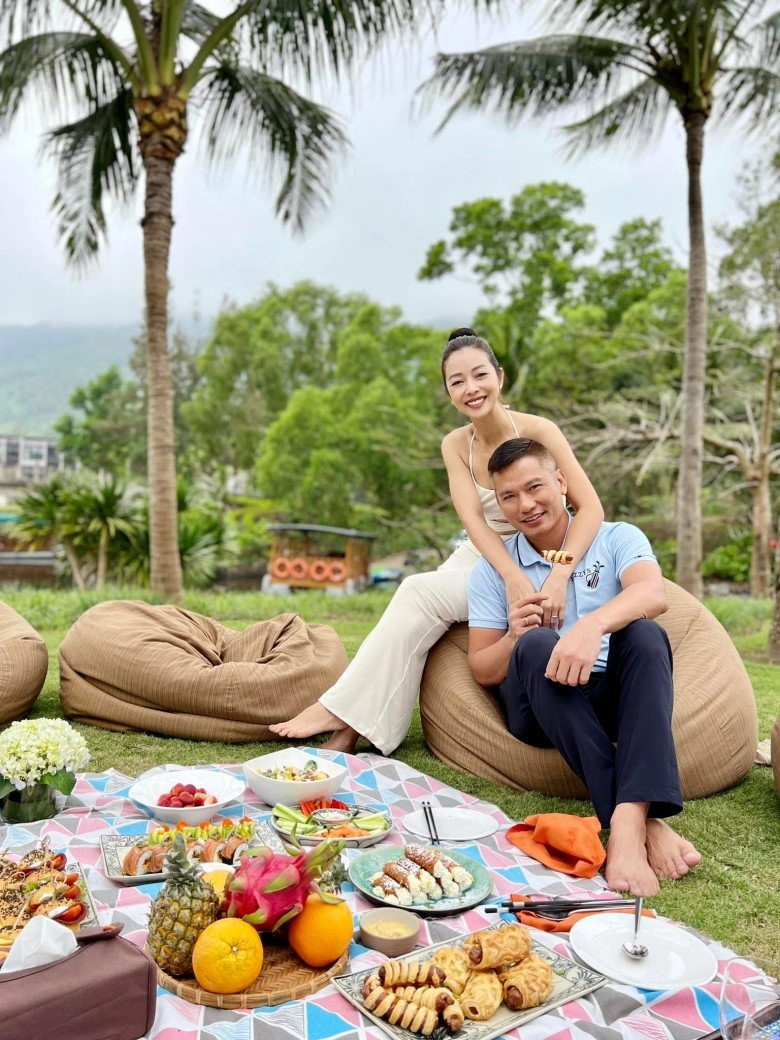 Đem 3 con nhỏ đi chơi nhưng jennifer phạm vẫn đẹp sang chảnh chồng đại gia không ngại tình tứ - 4