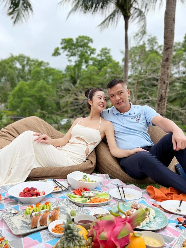Đem 3 con nhỏ đi chơi nhưng jennifer phạm vẫn đẹp sang chảnh chồng đại gia không ngại tình tứ - 5