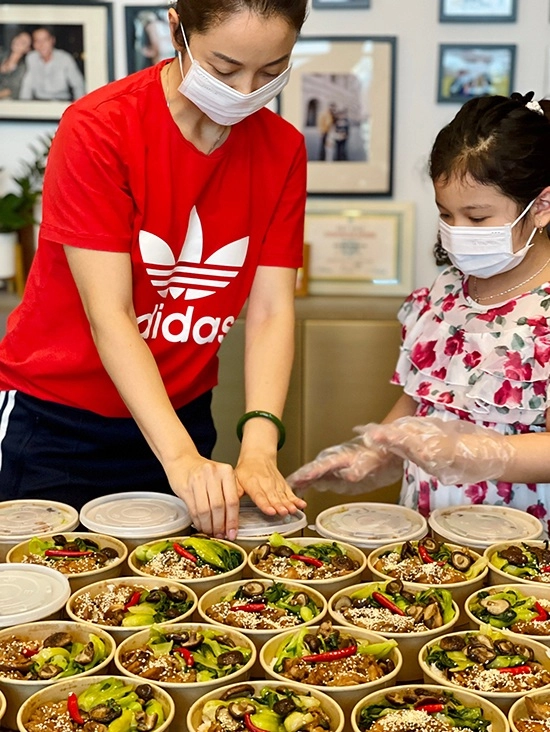 Đem 3 con nhỏ đi chơi nhưng jennifer phạm vẫn đẹp sang chảnh chồng đại gia không ngại tình tứ - 6