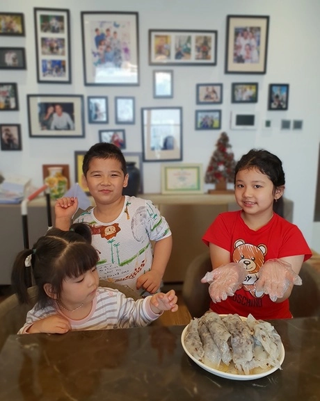 Đem 3 con nhỏ đi chơi nhưng jennifer phạm vẫn đẹp sang chảnh chồng đại gia không ngại tình tứ - 7